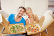 Foto: romantic couple eating pizza at home romantic couple eating pizza at home