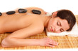 wellnessmassage mit steinen