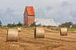 Foto: Strohballen auf Getreidefeld bei Keitum auf Sylt mit Kirche Strohballen auf Getreidefeld bei Keitum auf Sylt mit Kirche