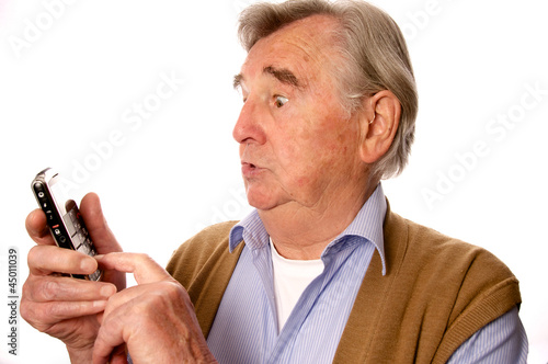Photo: Senior mit Mobiltelefon Senior mit Mobiltelefon