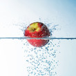 Apfel fällt in Wasser