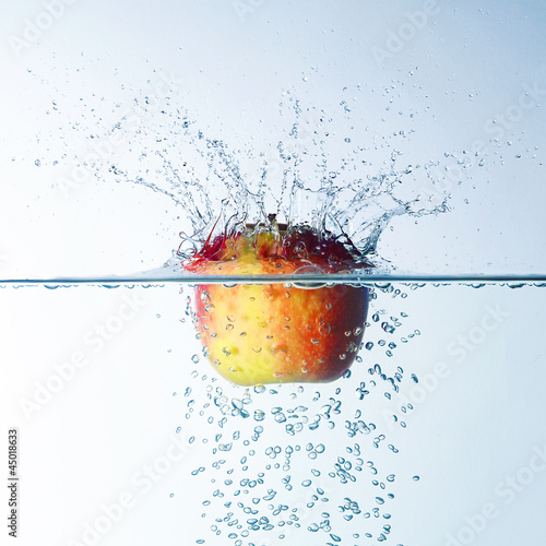 Photo: Apfel fällt in Wasser Apfel fällt in Wasser