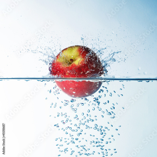 Photo: Apfel fällt in Wasser Apfel fällt in Wasser