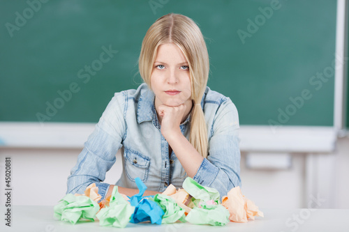 Photo: schülerin zerknüllt papier schülerin zerknüllt papier