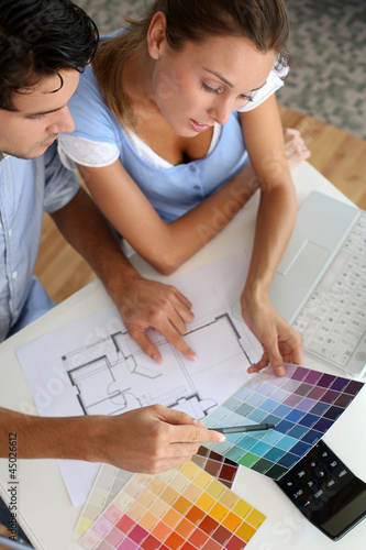 Foto: Upper view of couple looking at colour chart Upper view of couple looking at colour chart