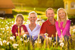 Glückliche Familie sitzt auf Sommer Wiese