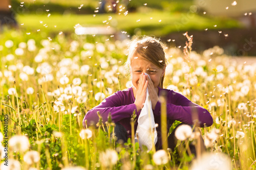 Photo: Mädchen auf Wiese mit Pusteblumen und Allergie Mädchen auf Wiese mit Pusteblumen und Allergie