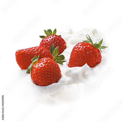 Photo: Frische Erdbeeren auf Sahne Frische Erdbeeren auf Sahne