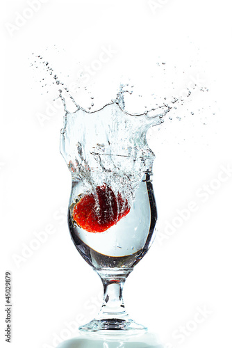 Photo: Erdbeere, Splash in Wasserglas, weißer Hintergrund Erdbeere, Splash in Wasserglas, weißer Hintergrund