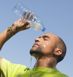 Sport au parc - Homme - se verser de l'eau sur le visage