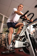 Mann im Fitnessstudio