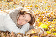 frau relaxt im laub