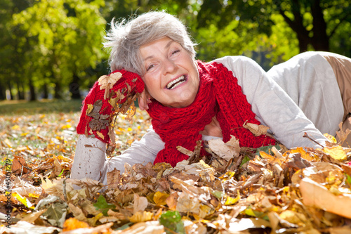Photo: aktive frau im herbst aktive frau im herbst