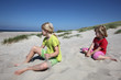 2 Kinder am Strand