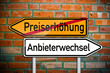 Wegweiser auf Ziegelsteinwand mit Preise und Anbieter