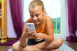 Familie - Kind spielt mit Handy oder Smartphone