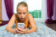 Familie - Kind spielt mit Handy oder Smartphone