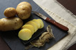 Pellkartoffeln, eine ist geschält und geschnitten