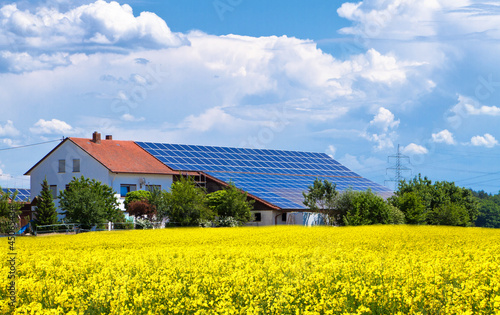 Photo: Bauernhof mit Solarzellen im Rapsfeld Bauernhof mit Solarzellen im Rapsfeld