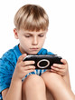 konzentrierter junge spielt ein computerspiel