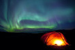 Nordlichter über einem Trekkingzelt