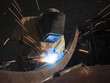 Foto: "USA, Utah, Orem, man welding metal in workshop" "USA, Utah, Orem, man welding metal in workshop"