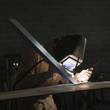 Foto: "USA, Utah, Orem, man soldering metal in workshop" "USA, Utah, Orem, man soldering metal in workshop"
