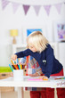 kinder malen mit buntstiften