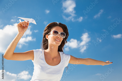 Foto: Young caucasian girl with paper plane Young caucasian girl with paper plane