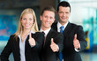 Motivierte Business-Gruppe mit  Daumen hoch