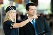 Stewardess zeigt Business-Mann etwas