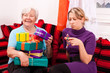 seniorin hat viele geschenke, junge frau nur eines