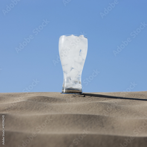 Photo: "USA, Utah, Little Sahara, glass of ice cold water in desert" "USA, Utah, Little Sahara, glass of ice cold water in desert"