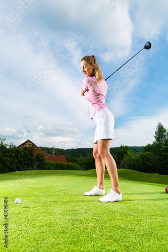 Photo: Junge Golf Spielerin am Golfplatz beim Abschlag Junge Golf Spielerin am Golfplatz beim Abschlag