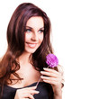 attraktive brünette junge Frau mit Blume