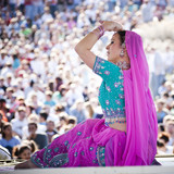 Photo : "USA, Utah, Spanish Fork, mid adult dancer in traditional clothing performing on stage" "USA, Utah, Spanish Fork, mid adult dancer in traditional clothing performing on stage"