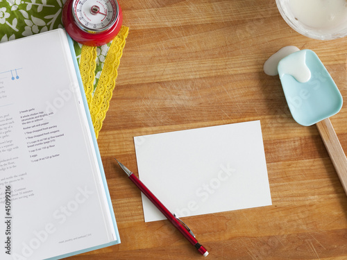 Photo: "USA, California, San Francisco, empty note with dripping spatula on table, overhead view" "USA, California, San Francisco, empty note with dripping spatula on table, overhead view"