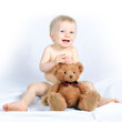 bébé et son nounours