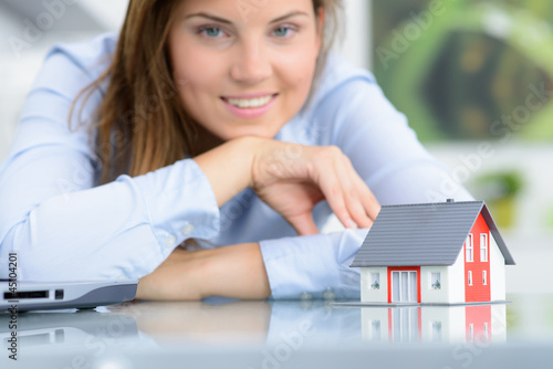 Photo: makler mit musterhaus makler mit musterhaus