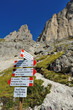 Dolomiti, Italia - indicazioni dei sentieri - monte Catinaccio