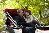 Foto: USA, New York City, Manhattan, Central Park, Mature couple in carriage in Central Park USA, New York City, Manhattan, Central Park, Mature couple in carriage in Central Park