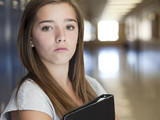 Foto: "USA, Utah, Spanish Fork, Portrait of school girl (16-17) holding file in corridor" "USA, Utah, Spanish Fork, Portrait of school girl (16-17) holding file in corridor"