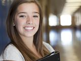 Foto: "USA, Utah, Spanish Fork, Portrait of school girl (16-17) holding file in corridor" "USA, Utah, Spanish Fork, Portrait of school girl (16-17) holding file in corridor"