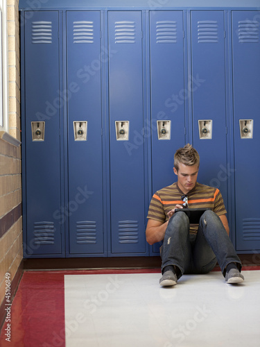 Photo: "USA, Utah, Spanish Fork, School boy (16-17) using digital tablet by lockers" "USA, Utah, Spanish Fork, School boy (16-17) using digital tablet by lockers"