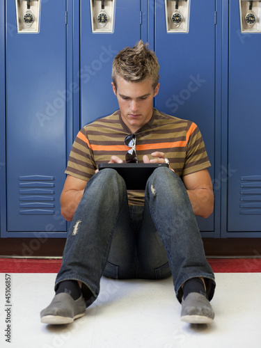 Photo: "USA, Utah, Spanish Fork, School boy (16-17) using digital tablet by lockers" "USA, Utah, Spanish Fork, School boy (16-17) using digital tablet by lockers"