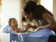 Foto: "USA, Utah, Cedar Hills, Mother with baby boy (0-1 months) in bathtub" "USA, Utah, Cedar Hills, Mother with baby boy (0-1 months) in bathtub"