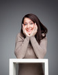 Foto: Close-up portrait of fashion woman on grey background Close-up portrait of fashion woman on grey background
