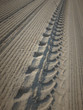 Reifenspuren im Sand