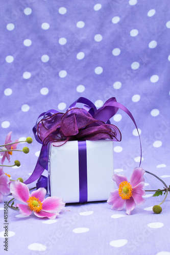 Photo: Geschenk dekoriert mit Blumen - Hochformat Geschenk dekoriert mit Blumen - Hochformat