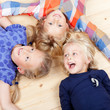 drei lachende kinder